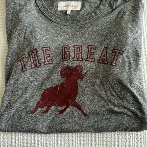 THE GREAT. Heather Gray Tee with Maroon Graphic